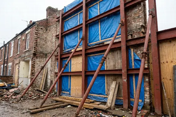 Stutten en afwerken van de buren